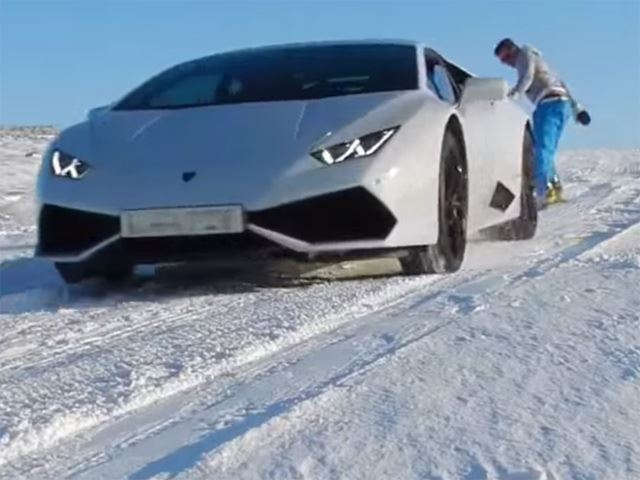 Lamborghini Huracan буксирует сноубордиста